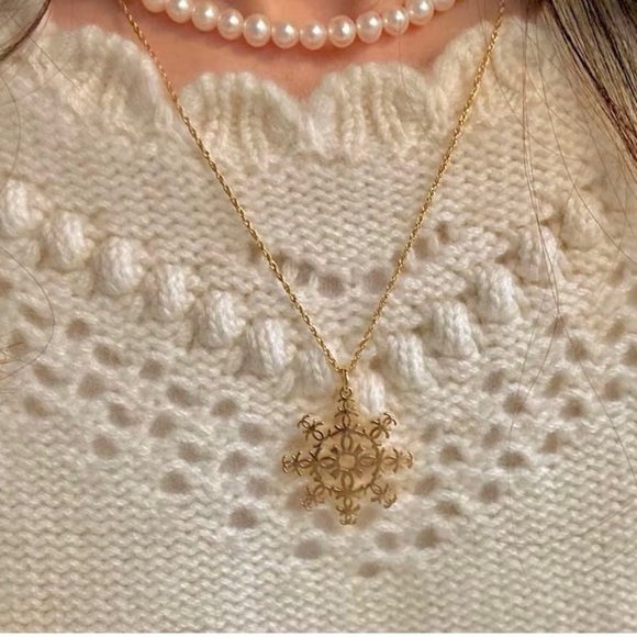 Chanel Beauty 2024 X’mas Key/bag charms Set - Picture 2 of 3